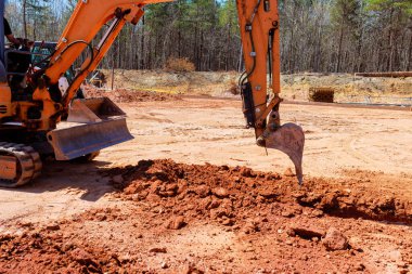 Kazıcı aktif olarak kırsal alanda büyük bir çukur kazıyor..
