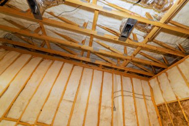 Yenileme, açıkta kalan kirişleri, yalıtımı, kurulum inşaat sürecinin yapısal detaylarını ortaya çıkardı.