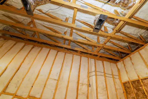 Yenileme, açıkta kalan kirişleri, yalıtımı, kurulum inşaat sürecinin yapısal detaylarını ortaya çıkardı.