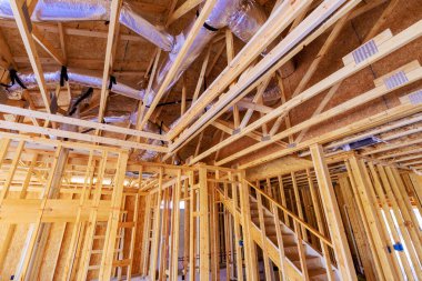 İşçiler yeni bina çerçeveliyorlar. Çalışma saatleri boyunca ahşap kaplamaları görünür hale getiriyorlar..