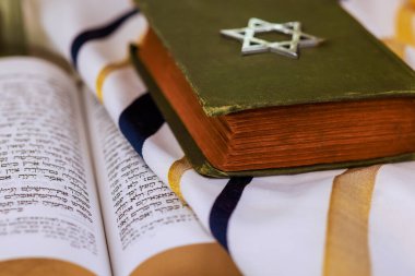 1 Ağustos 2025 'te Kudüs İsrail' in dindar Yahudi metinleri dua şalının yanında açıldı. 