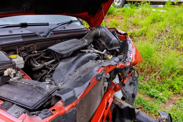 Araba motoru ön taraf hasarı nedeniyle ortaya çıktı. Mekanik parçalar sergileniyor. Sigorta talebi hazır.