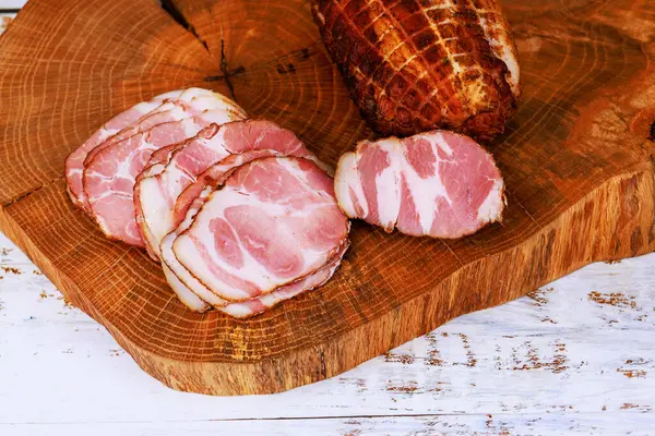 İyileştirilmiş et, ahşap tahtada güzelce dilimlenir. Mutfak atmosferine kırsal cazibe katar..