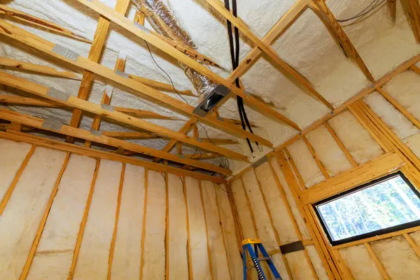 Tahta kirişler, izolasyon duvarları inşaat halindeki evin tavanı, inşaat süreci..