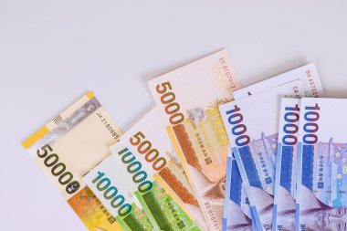 Farklı Güney Koreliler, birlikte sergilenen çeşitli banknotlar kazandılar.