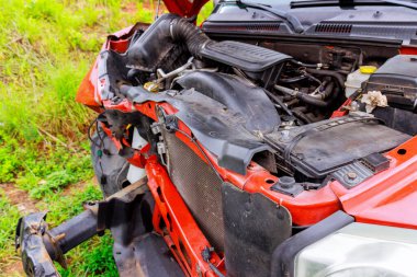 Sigorta tazminat talebi sırasında ön hasar altında korunmasız araba motoru kompartımanı