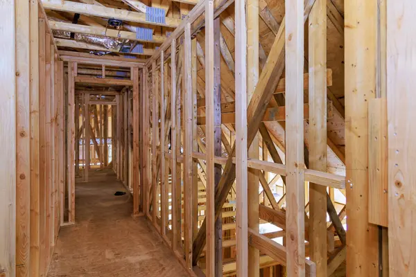 Mesai saatleri içinde tamamlanmamış duvarları olan yerleşim yerlerinin ahşap çerçeveleri inşa ediliyor..