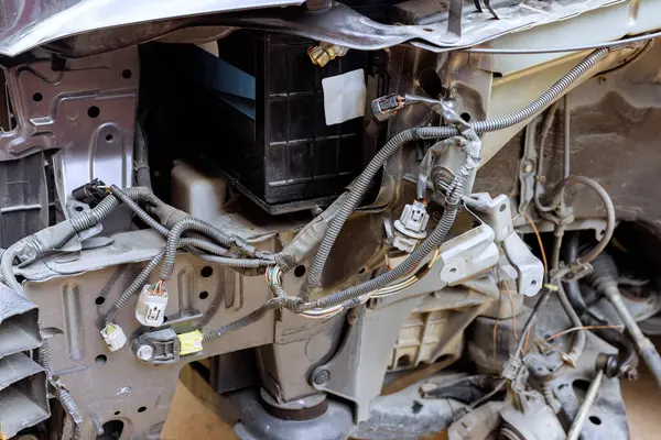 Tamir süspansiyonları sırasında bakım yapılan araçta karmaşık elektrik bileşenleri görünür.