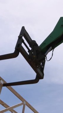 İnşaat alanındaki ağaçlarla çevrili ağaçlarda telsizci manevraları yapıyor.