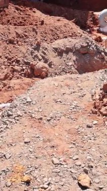 Kazı makineleri, atık su tesisat sistemleri iş sahasında yer altına kurulurken bölgede çalışır.