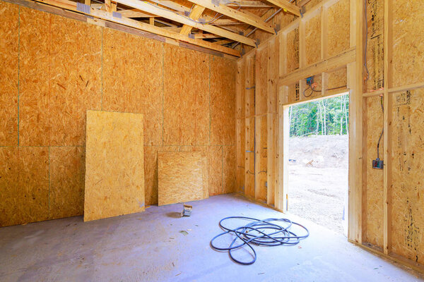 Внутренний вид строительной площадки деревянные балки стен инструментов, выделяя текущие строительные работы в сельской местности.