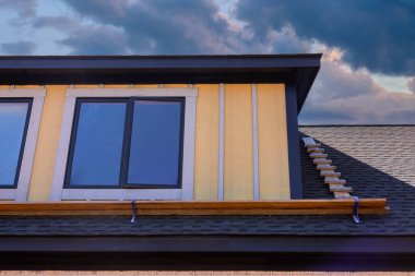 İnşaat altındaki yeni evde büyük pencereler, modern dış çerçeve, yeni evler inşa ediliyor.