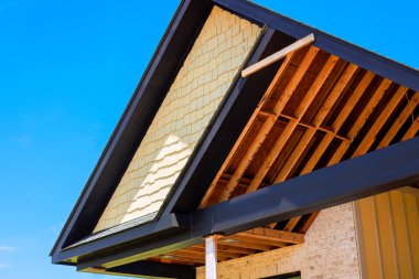 Yeni çatı inşaatı, yeni ev inşa edilirken ahşap çerçeveli bölümler gösteriyor