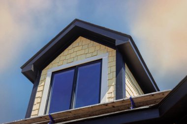 Çatı, büyüleyici tasarımda büyük pencereler içeriyor, işçilik yeni bir ev inşa ediyor