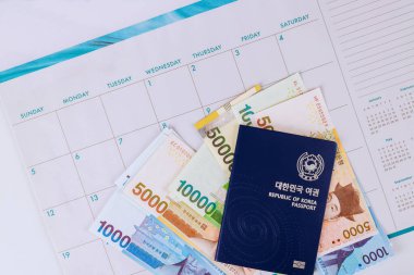 Kore pasaportu, Güney Kore 'de kazanılan nakit para, masaya bırakılan takvim seyahat planlarını gösteriyor..