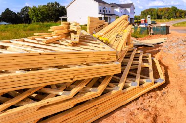 Çerçeve çalışmaları sırasında sessiz mahallelerdeki yeni bina projesinde yığılı çatı kirişleri kereste kullanıma hazır