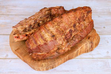 Köy tahtasında ızgara, tütsülenmiş domuz pirzolası. Toplantılar için mükemmel..