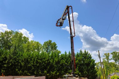 Karışık beton pompa yüksek konumda, inşa edilen gün altında inşaat projesi için çimento taşınıyor