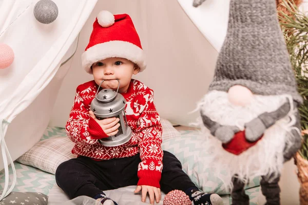 Šťastný Veselý Mladý Malý Kluk Oblečený Červený Teplý Svetr Vánoční — Stock fotografie