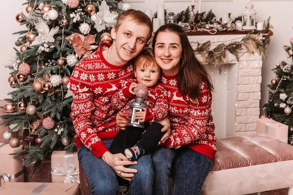 Ευτυχισμένη Οικογένεια Γιορτάζει Την Πρωτοχρονιά Χριστούγεννα Στο Σπίτι Νεαρό Μικρό — Φωτογραφία Αρχείου