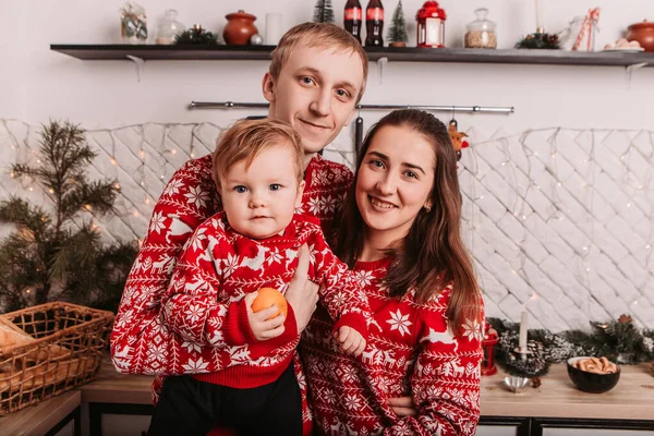 在家里欢欢喜喜地庆祝新年或圣诞节 小孩子和父母一起穿上红色暖和的毛衣 一起笑着 站在现代化的厨房里 — 图库照片