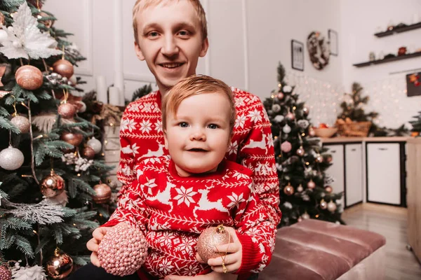 在家里庆祝新年或圣诞节的快乐家庭 与父亲在一起的小孩穿着红色暖和的毛衣 花时间在一起 用玩具装饰圣诞树 打开礼品盒 — 图库照片