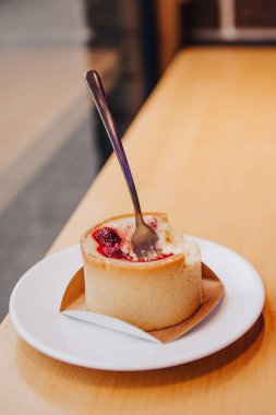 Dikey görüntü tatlısını kapat, lezzetli çöreğim. Sokak kafesinde abur cubur. Yılbaşı süsleri, çelenkler