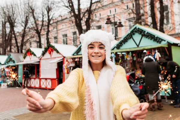 미소를 여자가 스웨터를 모자를 공휴일 성탄절 — 스톡 사진