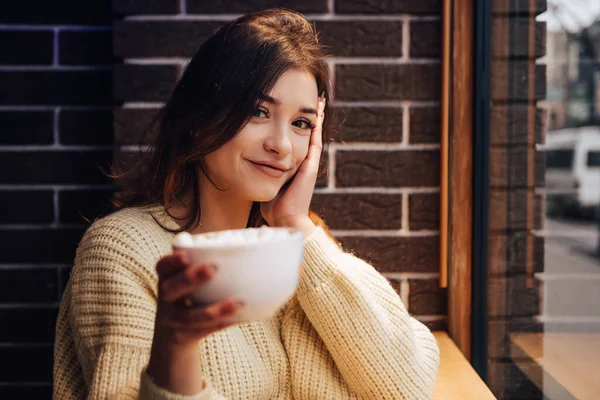 Uśmiechnięta Kobieta Ubrana Ciepły Sweter Pije Piankę Mleczną Kawą Kakao — Zdjęcie stockowe