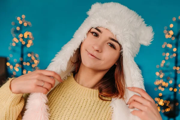 여자가 스웨터를 모자를 포즈를 취하고 있습니다 공휴일 성탄절 — 스톡 사진