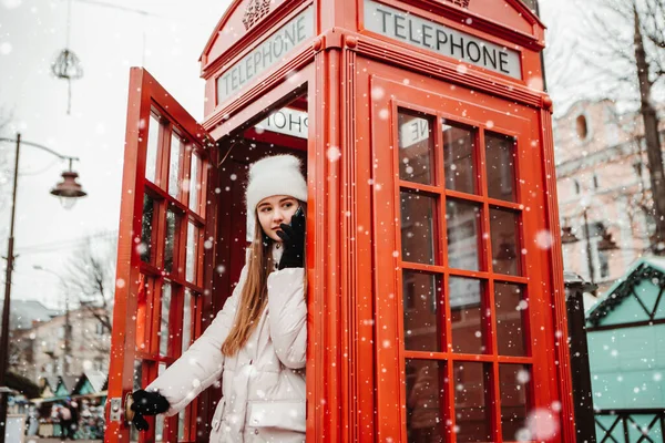 Νεαρή Όμορφη Γυναίκα Ντυμένη Ζεστή Ζακέτα Στέκεται Κοντά Τηλεφωνικό Θάλαμο — Φωτογραφία Αρχείου