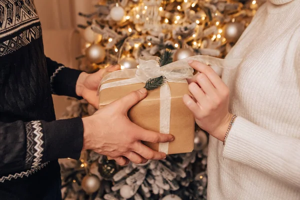 기사보기 스러운 낭만적 연인들 크리스마스 행사를 기념하기 상자를 놓았다 — 스톡 사진