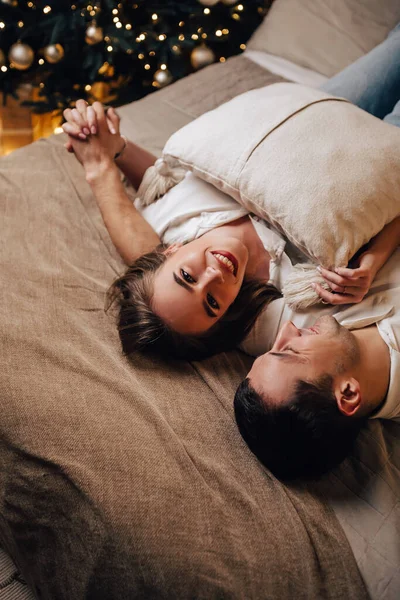 Pionowy Obraz Piękny Młody Romantyczny Para Leżąca Łóżku Girlandy Całowanie — Zdjęcie stockowe