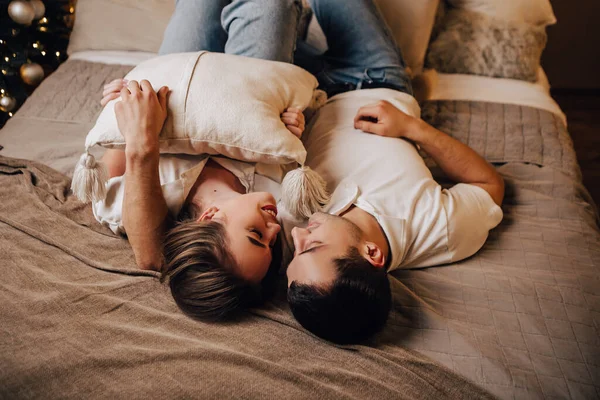 Lovely Young Romantic Couple Lying Bed Garlands Kissing Hugging Home — Stock Photo, Image
