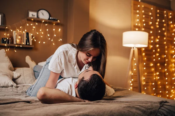 Härligt Unga Romantiska Par Liggande Sängen Girlanger Kysser Krama Hem — Stockfoto