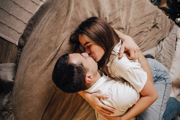 Piękny Młody Romantyczny Para Leżąca Łóżku Girlandy Całuje Przytulanie Domu — Zdjęcie stockowe