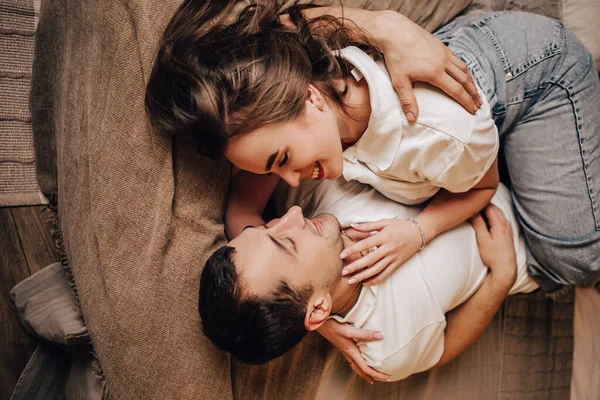 Härligt Unga Romantiska Par Liggande Sängen Girlanger Kysser Krama Hem — Stockfoto
