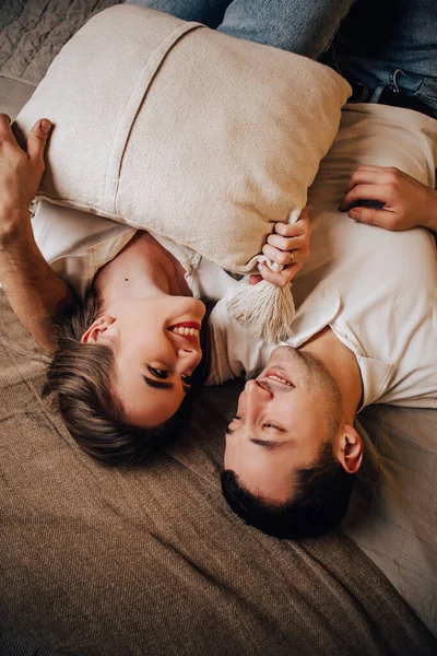Vertikal Bild Härlig Ung Romantisk Par Liggande Sängen Girlanger Kysser — Stockfoto