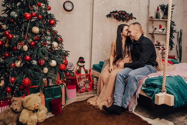 Muž Objímat Ženu Kulatým Břichem Dítětem Uvnitř Sedí Posteli Vánočního — Stock fotografie