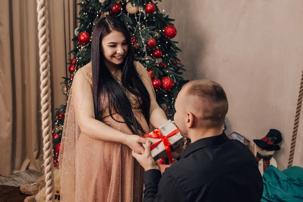 男人接受女人送的礼物 肚子圆 里面有小孩 庆祝新年 圣诞节假期 怀孕的女士在等婴儿 怀孕的新生儿 — 图库照片