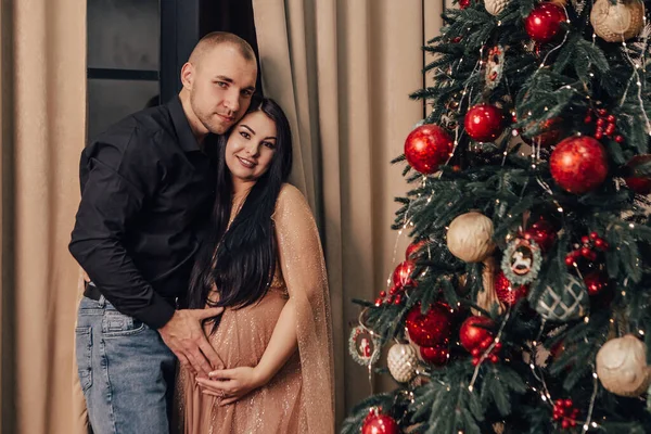 Man Hug Woman Belly Baby Kid Standing Christmas Tree Celebrating — Stock Photo, Image