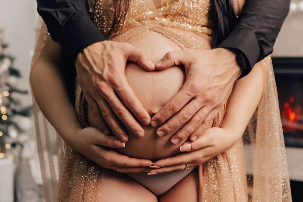 Homem Mulher Seguram Barriga Com Bebé Dentro Casal Grávida Espera — Fotografia de Stock