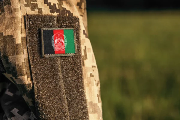 Закройте Рукав Женского Мужского Плеча Пластырем Афганским Флагом Войска Афганистана — стоковое фото