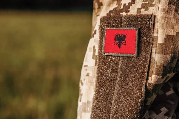 Закройте Рукав Женского Мужского Плеча Пластырем Флагом Албании Армия Албанских — стоковое фото