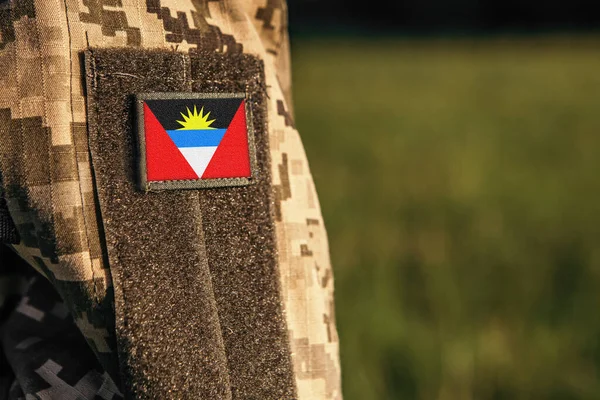 Κοντινό Στρατιωτικό Μανίκι Γυναικών Ανδρών Ώμο Έμπλαστρο Σημαία Αντίγκουα Και — Φωτογραφία Αρχείου