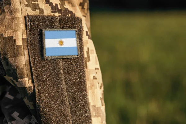 アルゼンチンの国旗パッチで軍人の女性や男性の肩の腕の袖を閉じます アルゼンチン軍 兵士の迷彩服 テキストのための空のコピースペース — ストック写真