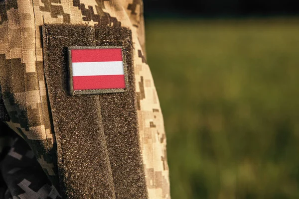 Закройте Рукав Женского Мужского Плеча Австрийским Флагом Австрийская Армия Солдатская — стоковое фото