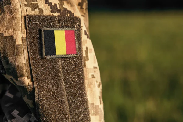 ベルギーの国旗パッチで軍人の女性や男性の肩の腕の袖を閉じます ベルギー軍 兵士カモフラージュ制服 テキストのための空のコピースペース — ストック写真