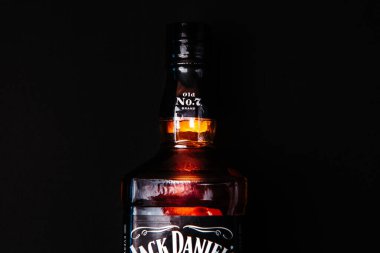 Khmelnytskyi, Ukrayna - 22 Kasım 2022: Glass bottle of American brand of New Tennessee Whiskey Jack Daniel 's, Jack Daniel Distillery on dark background, copy space. En çok satan alkol