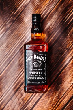 Khmelnytskyi, Ukrayna - 22 Kasım 2022: Glass bottle of American brand of New Tennessee Whiskey Jack Daniel 's, Jack Daniel Distillery on wood table, copy space. En çok satan alkol